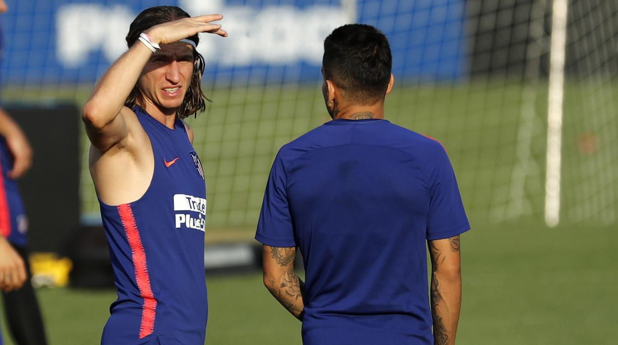 Filipe Luis, durante el entrenamiento previo al partido contra el Valencia