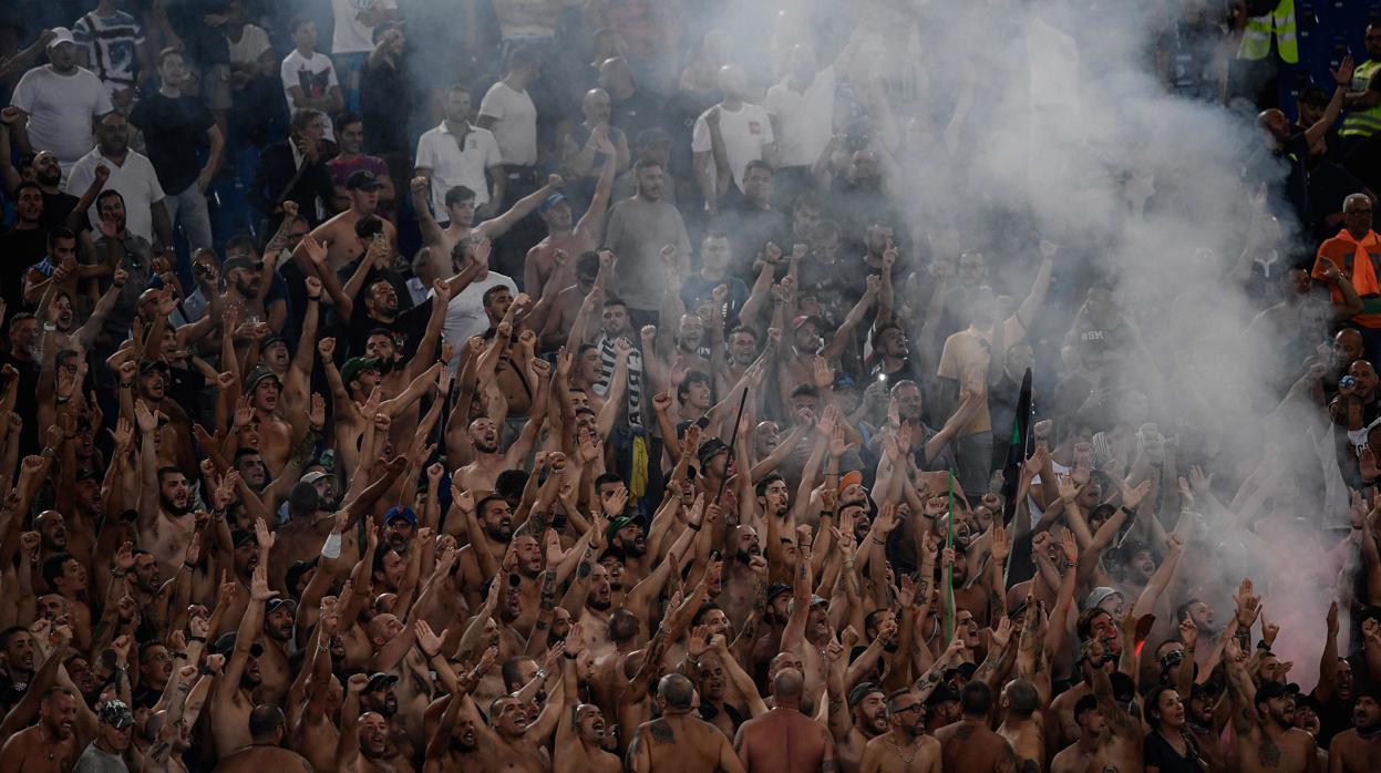 Los ultras del Lazio vetan la entrada al fondo a mujeres