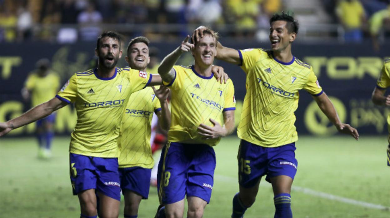 Álex Fernández celebra el gol ante el Almería en Carranza.