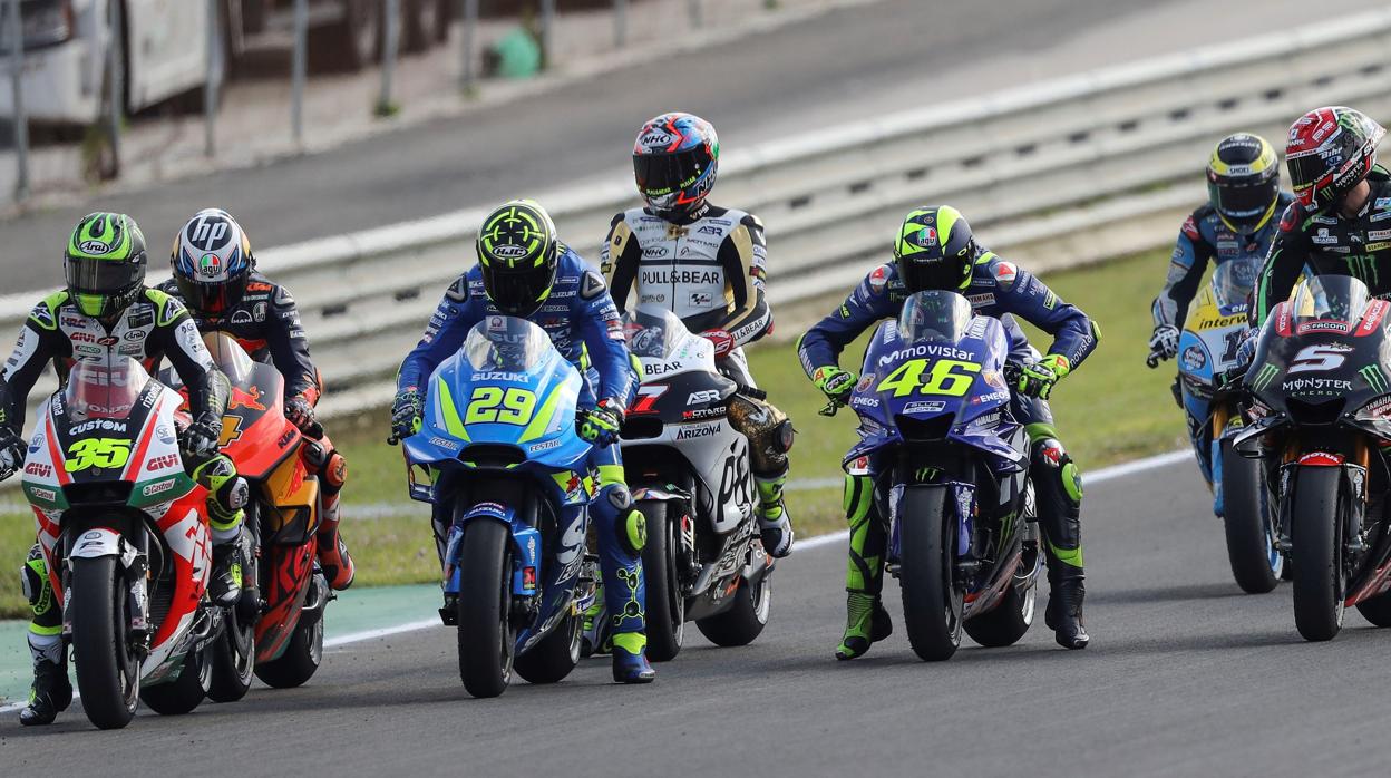 Varios pilotos de Motogp ensayan la salida después del entrenamiento clasificatorio