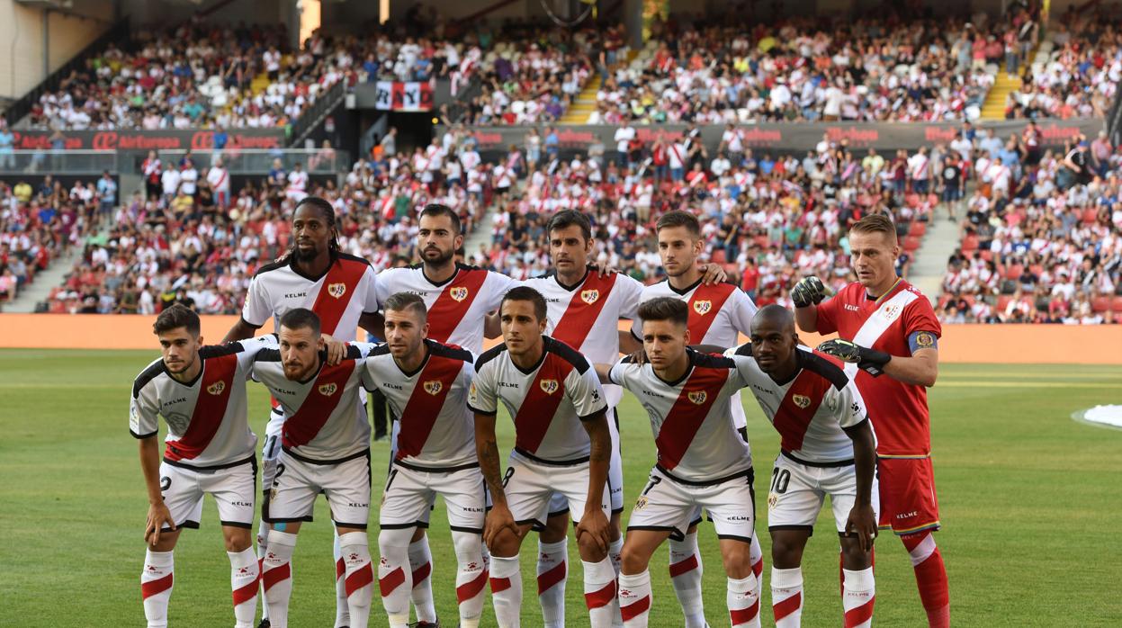 Alineación del Rayo en el «remozado» estadio de Vallecas