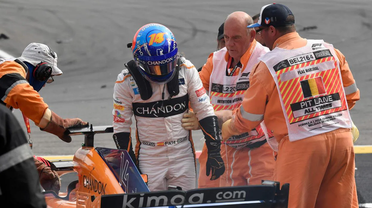 Brutal accidente de Alonso en la salida de Spa