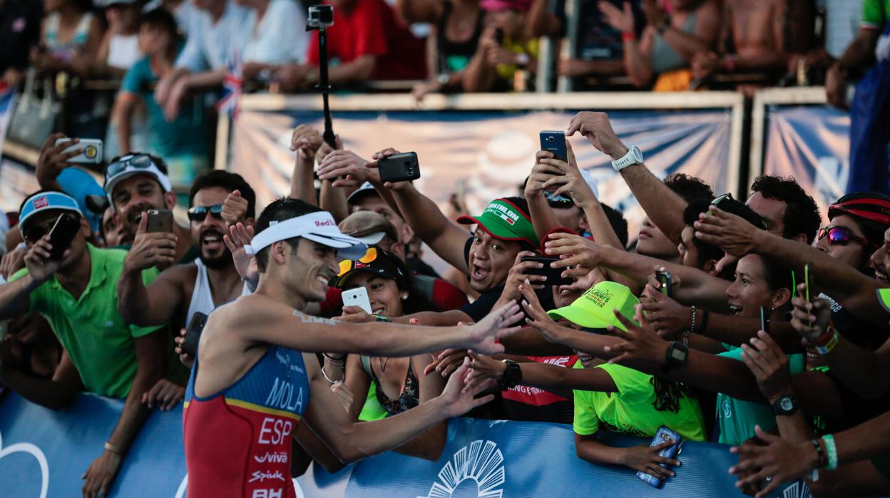 Mario Mola acaricia su tercer título mundial