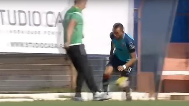 Un entrenador zancadillea a un jugador para cortar un contragolpe