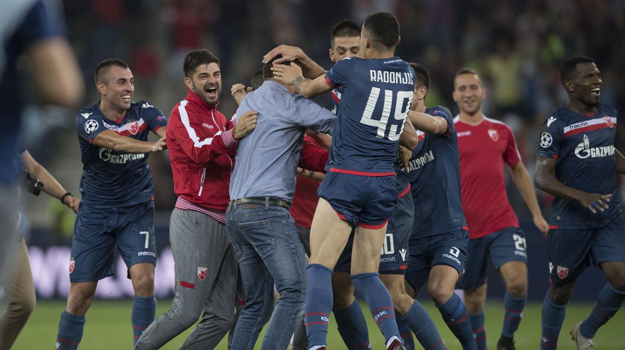 Los jugadores del Estrella Roja celebran su clasificación para la Champions League 2018-2019