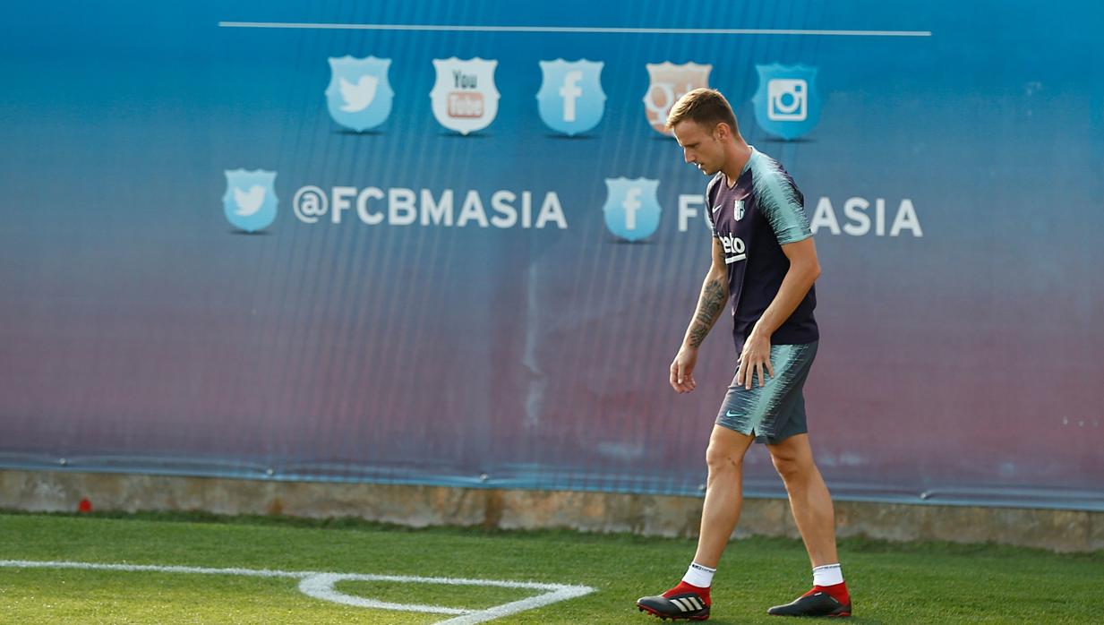 Rakitic durante un entrenamiento del Barcelona