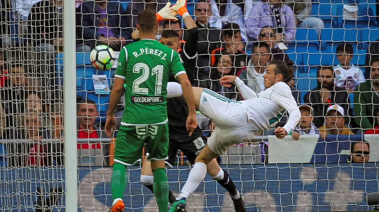 Gareth Bale remata un balón en el encuentro contra el Leganés en la temporada 2017-2018