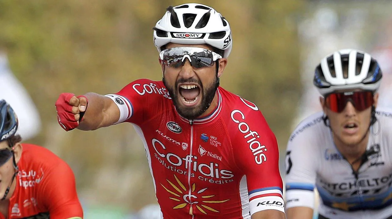 El corredor francés del equipo Cofidis, Nacer Bouhanni, celebra su victoria tras finalizar la sexta etapa de La Vuelta