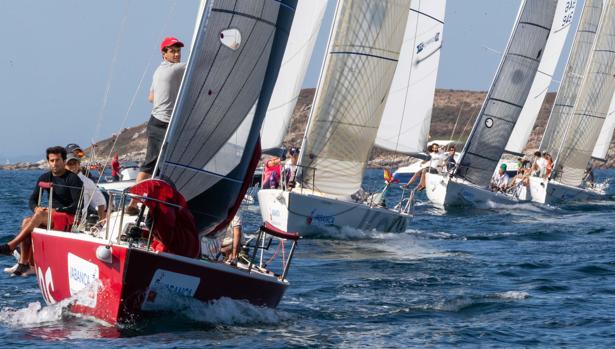 El Trofeo Príncipe de Asturias levanta el telón marcado por los caprichos del viento