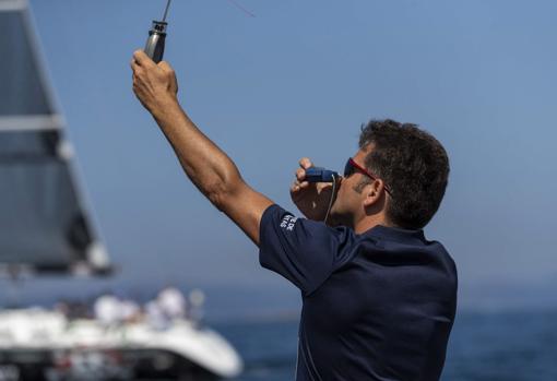 El Trofeo Príncipe de Asturias levanta el telón marcado por los caprichos del viento