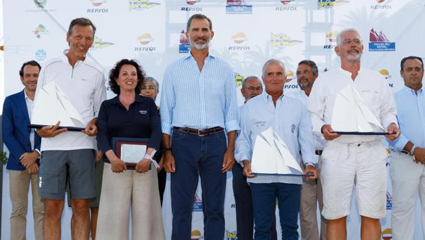 El Rey Felipe VI entrega los trofeos de la XV Copa del Rey