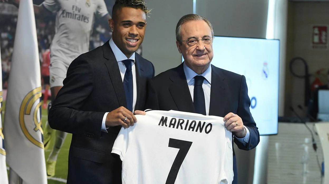 Mariano, junto a Florentino Pérez, muestran la camiseta del jugador con el número siete