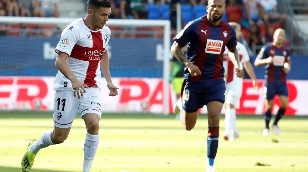 Alex Gallar conduce el balón durante el partido entre el Huesca y el Eibar