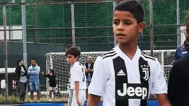 El debut del hijo de Cristiano con cuatro goles coincide con las primeras críticas al astro de la Juventus