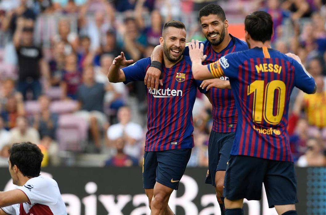 Suárez celebra el gol con Jordi Alba y Leo Messi