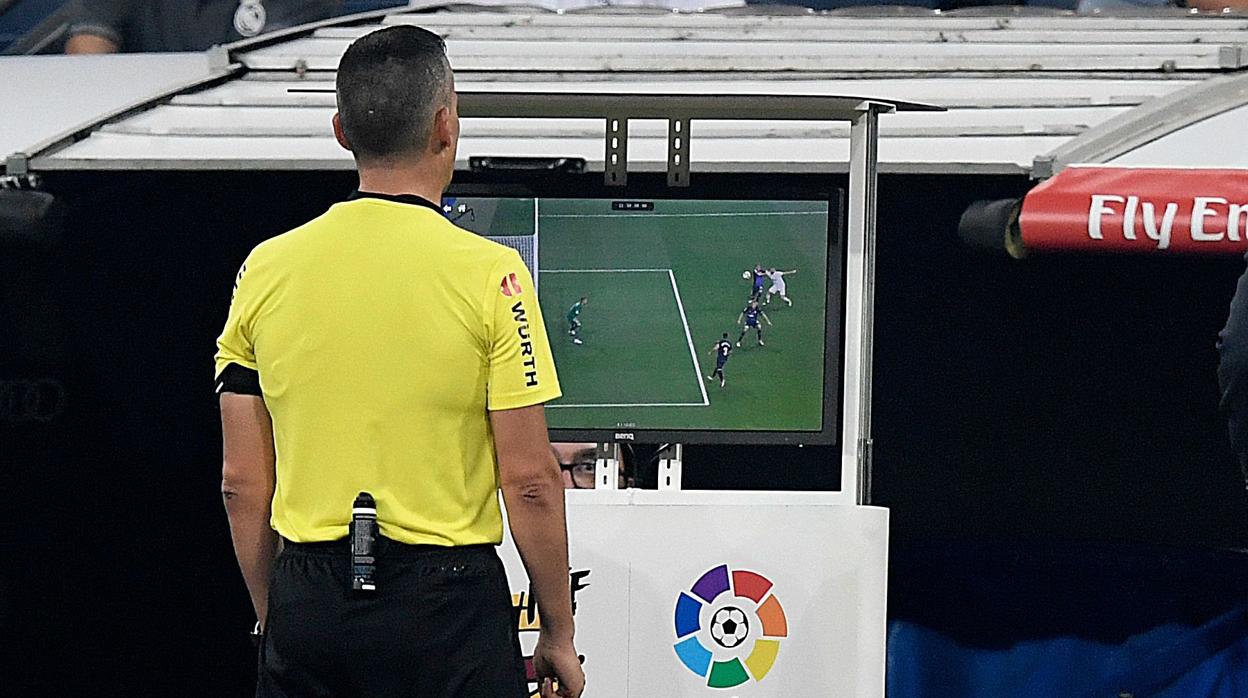 El árbitro Jaime Latre acude al VAR durante el encuentro entre Real Madrid y Leganés
