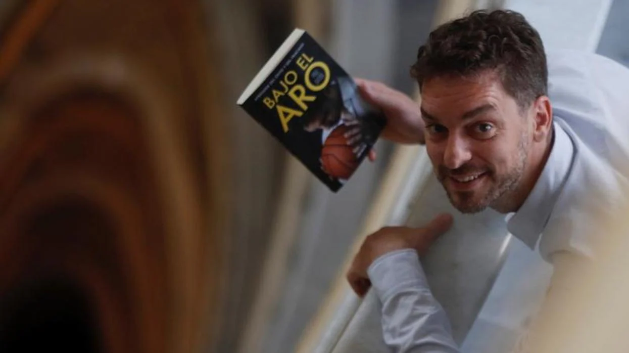 Pau Gasol posa con su libro «Bajo el aro» en el Círculo de Bellas Artes de Madrid