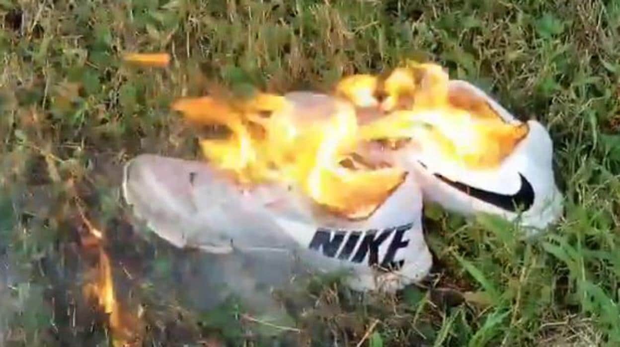 Prendas de Nike son quemadas a modo de protesta