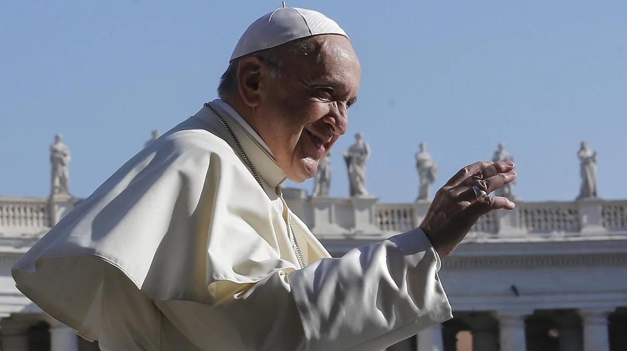 El papa Francisco llega a su audiencia general de los miércoles en la Plaza de San Pedro en el Vaticano