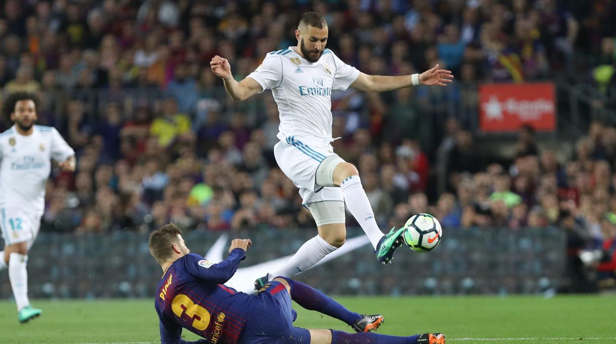 Un lance del último clásico disputado, entre Benzema y Piqué