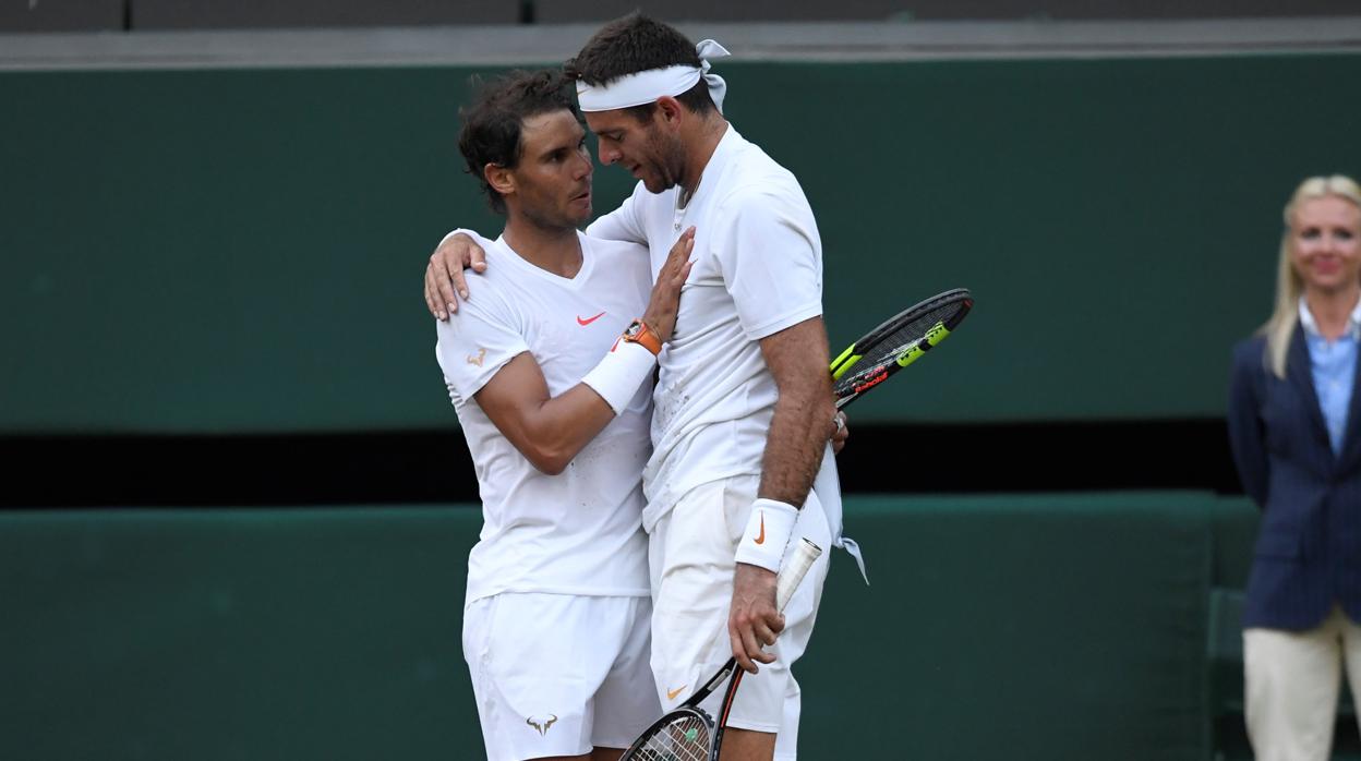 Nadal y Del Potro se saludan tras los cuartos de final de Wimbledon de este mismo año