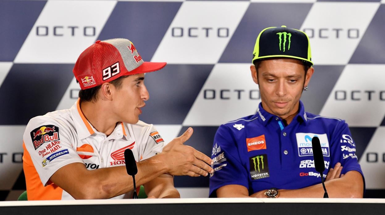 Márquez tiende la mano a Rossi, que le niega el gesto
