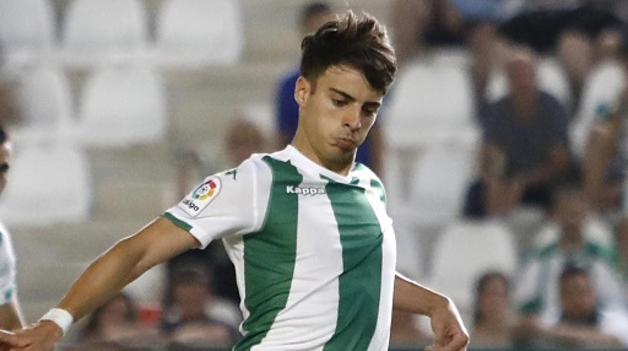 El centrocampista Aguado realizar un golpeo