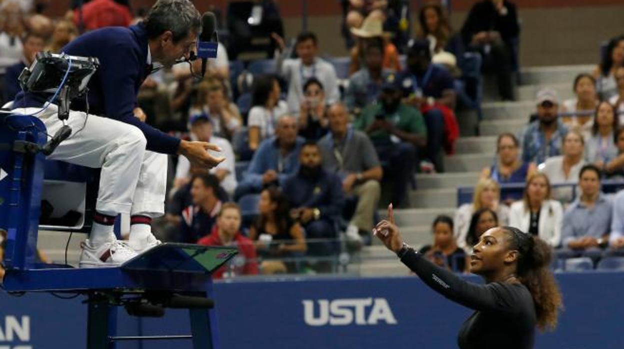 Serena Williams le recrimina al árbitro su decisión de penalizarla
