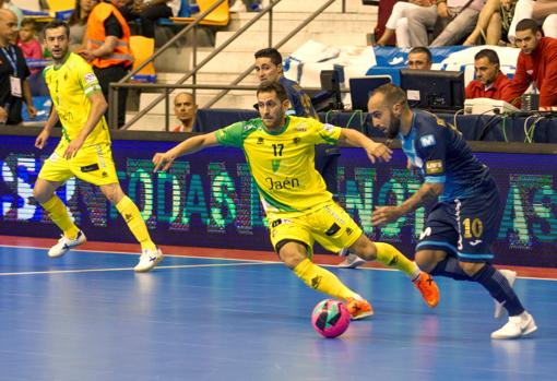 Ricardinho ataca la defensa rival