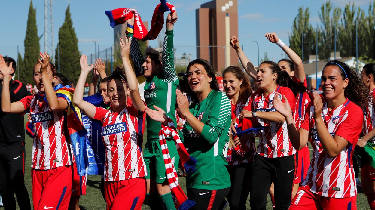 Las jugadoras del Atlético celebran la Liga Iberdrola conseguida la temporada pasada