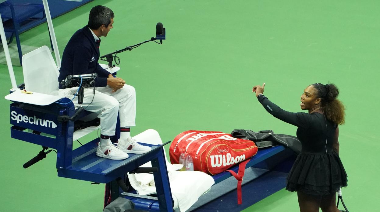 Serena Williams, en plena discusión con el juez de silla