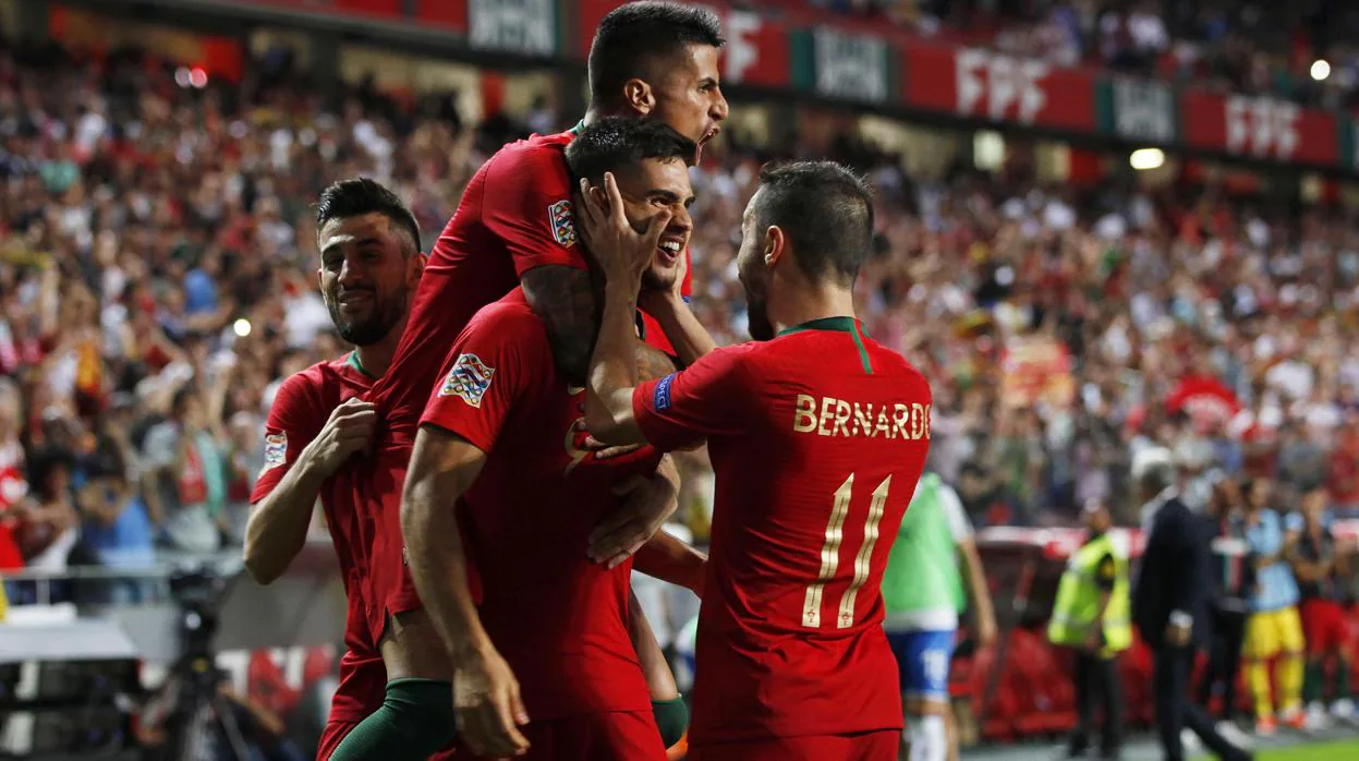 Los jugadores portugueses celebran el tanto a Italia