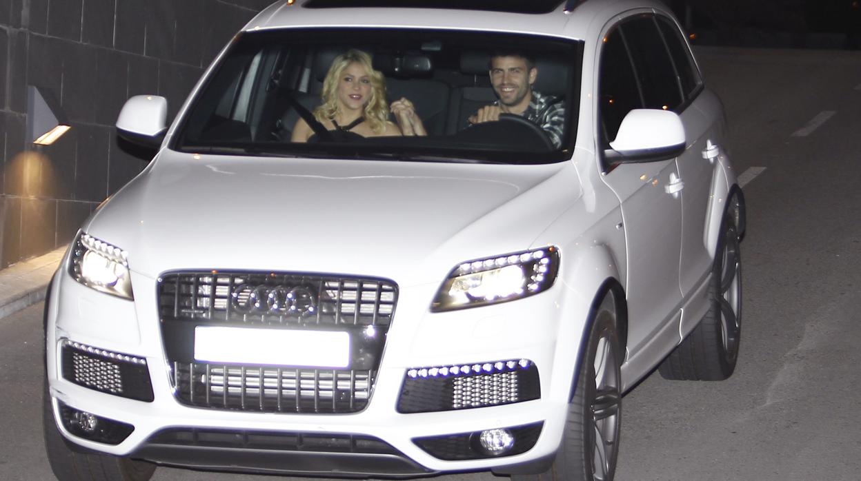 Gerard Piqué, junto a Shakira en su coche por las calles de Barcelona