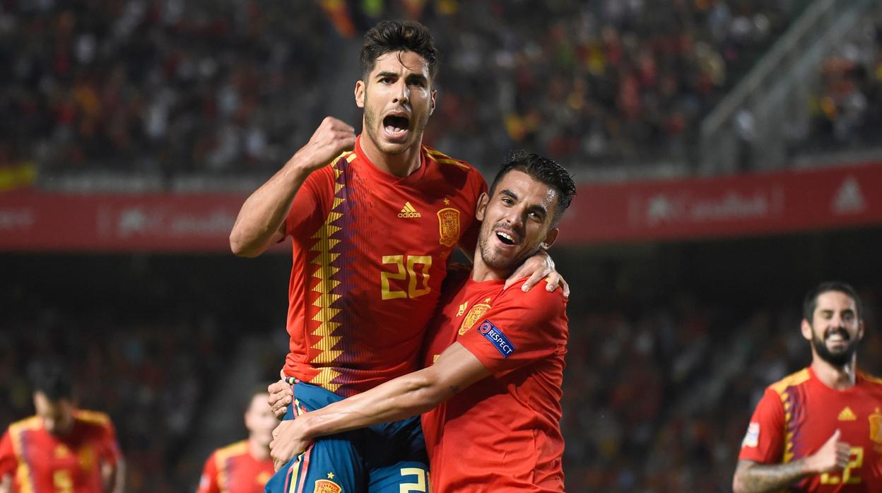 Marco Asensio celebra el gol anotado ante Croacia junto a Dani Ceballos