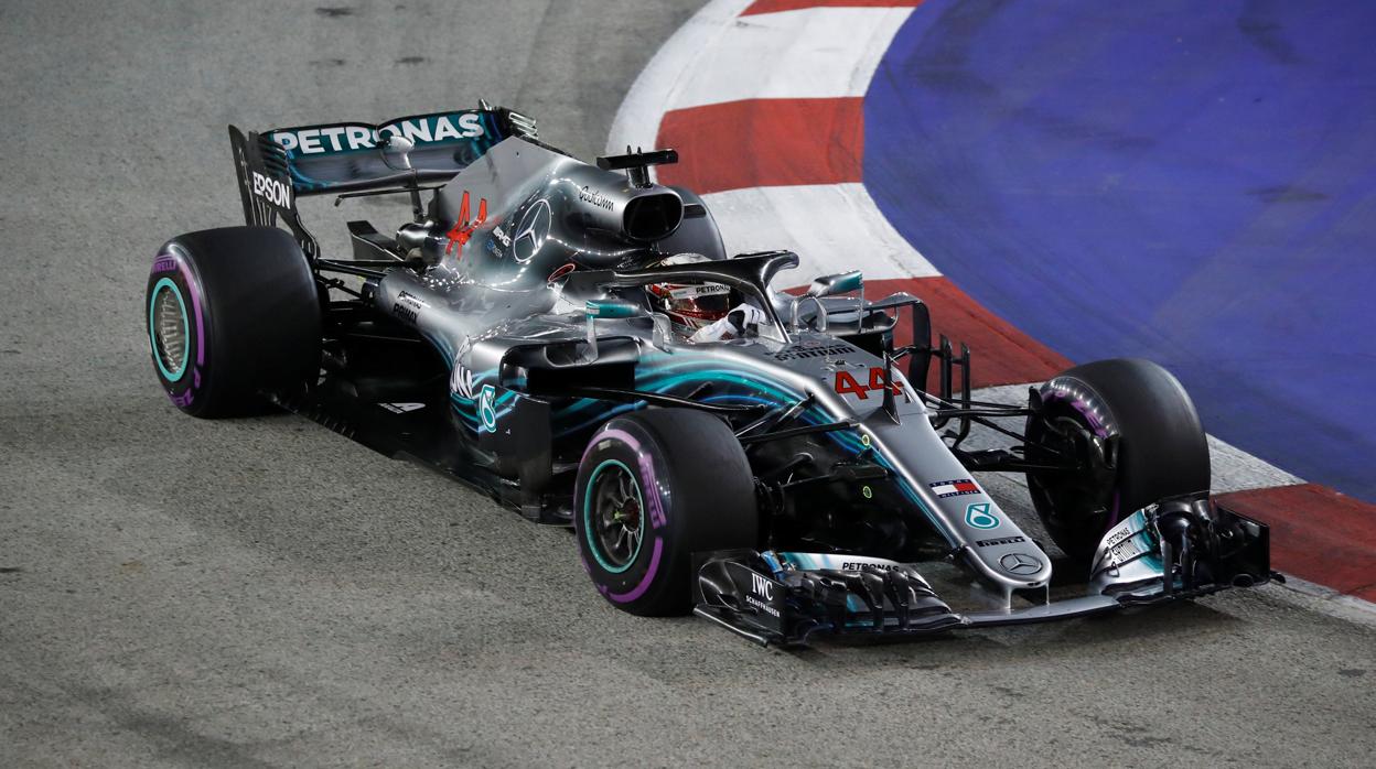 Hamilton voló con su Mercedes y saldrá desde la &#039;pole&#039; en Singapur