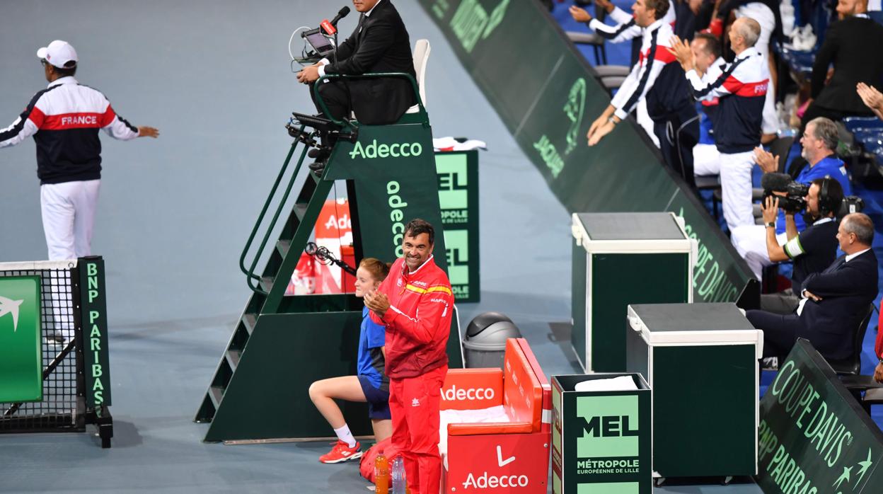 Sergi Bruguera aplaude a Marcel Granollers en el último punto de la semifinal