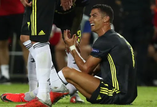 Cristiano Ronaldo, expulsado, se retira llorando de Mestalla