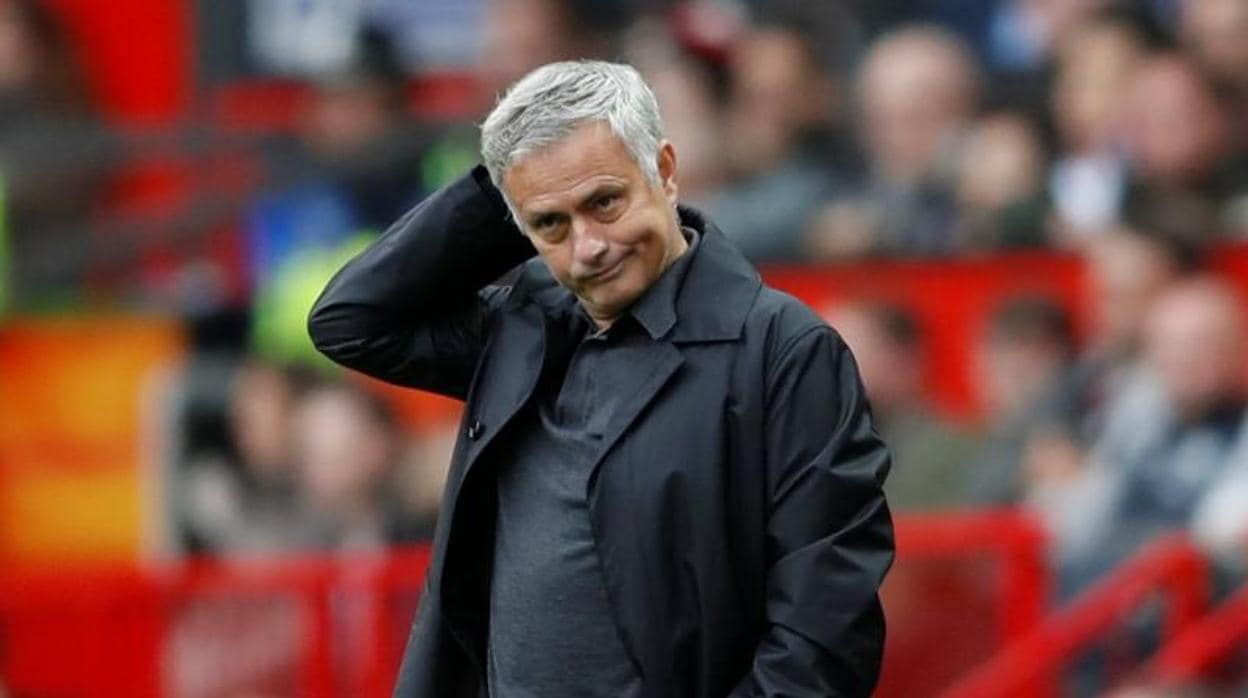 Mourinho, entrenador del Manchester United, con gesto contrariado ante el empate