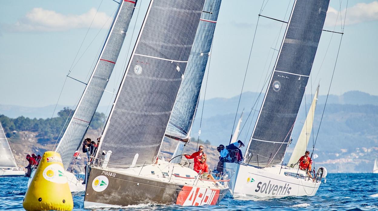 La Regata Rey Juan Carlos I llena de velas la ría de Pontevedra