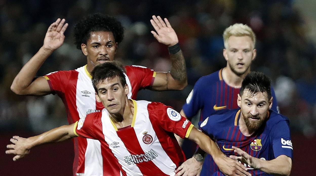 Messi y Pere Pons durante un lance de un partido entre el Barcelona y el Gerona