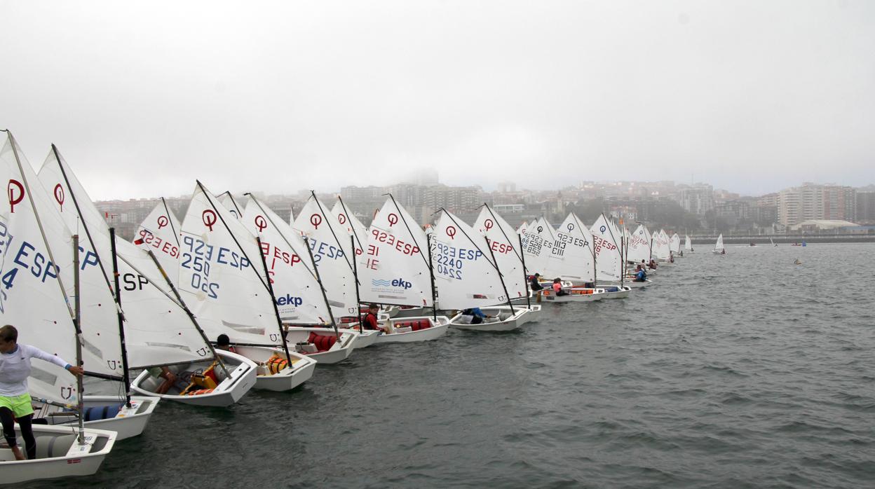 El XXVIII Trofeo José Luis de Ugarte se decide con poco viento y entre la niebla