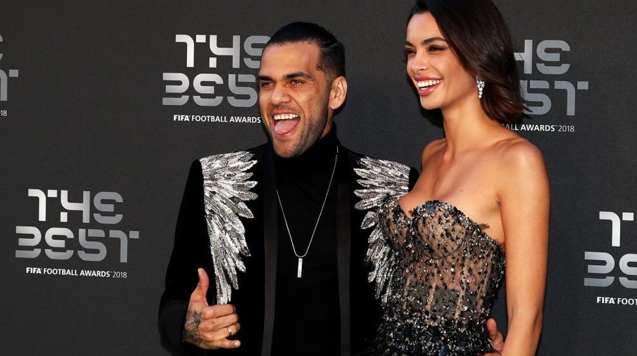 El atrevido «look» de Dani Alves en los Premios The Best