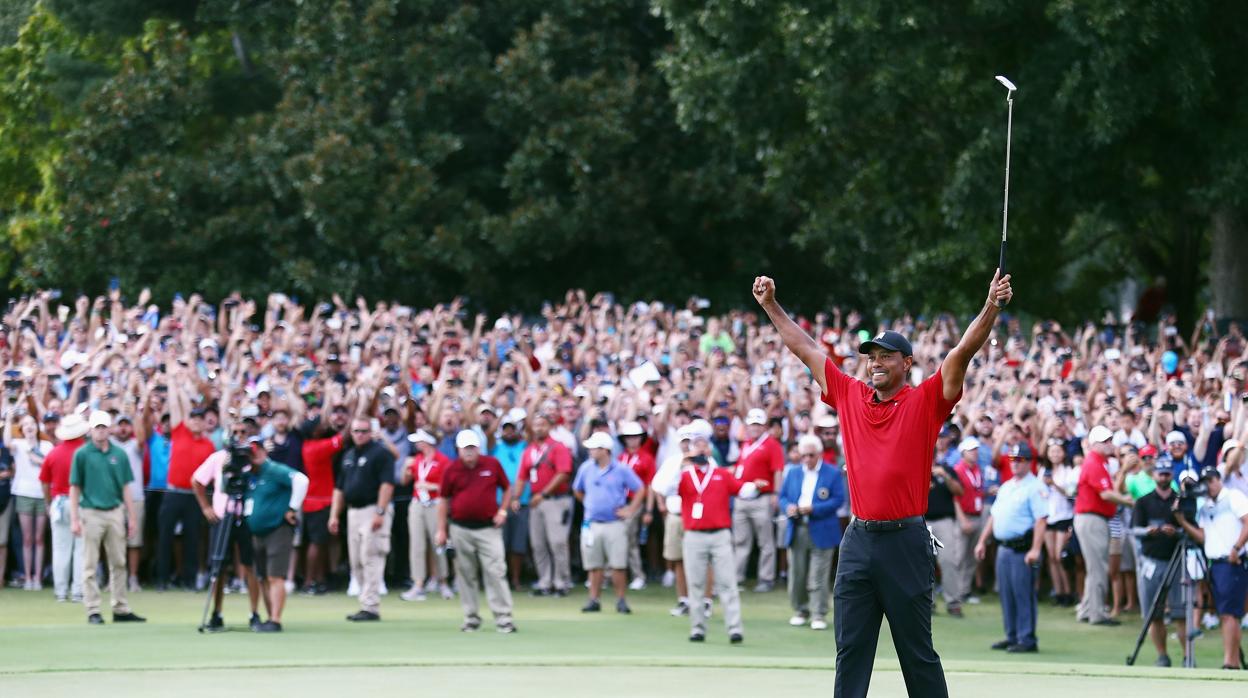 Tiger Woods celebra el triunfo en Tour Championship