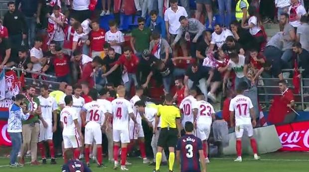 Susto en Ipurúa al caer una valla del estadio