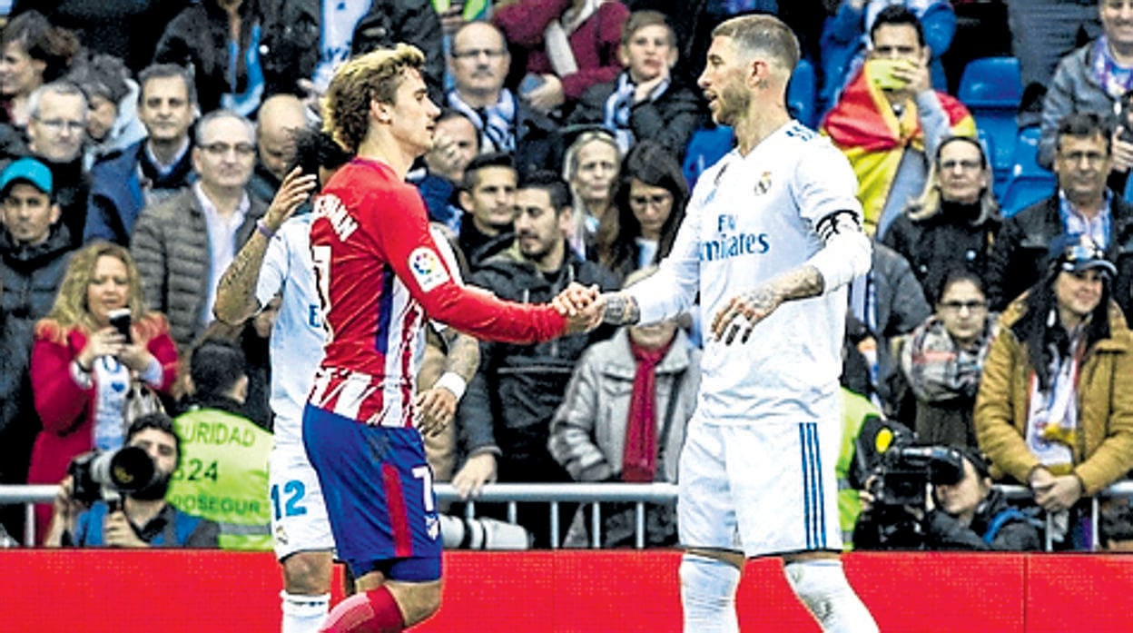 Sergio Ramos y Antoine Griezmann se saludan tras el derbi en el Santiago Bernabéu de la temporada 2017-2018