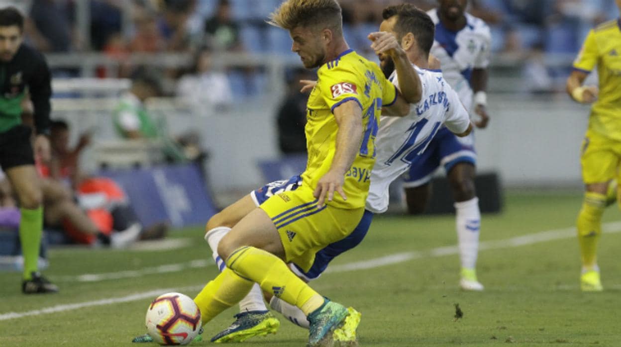 Barco lucha por un balón con el jugador del Tenerife.