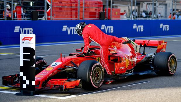 Vettel carga contra el asfaltado parcial del circuito