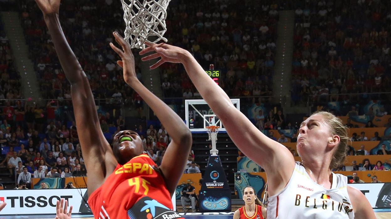 Las jugadoras Astou Ndour y Emma Meeesseman , durante el partido de la fase de grupos del Mundial de baloncesto femenino