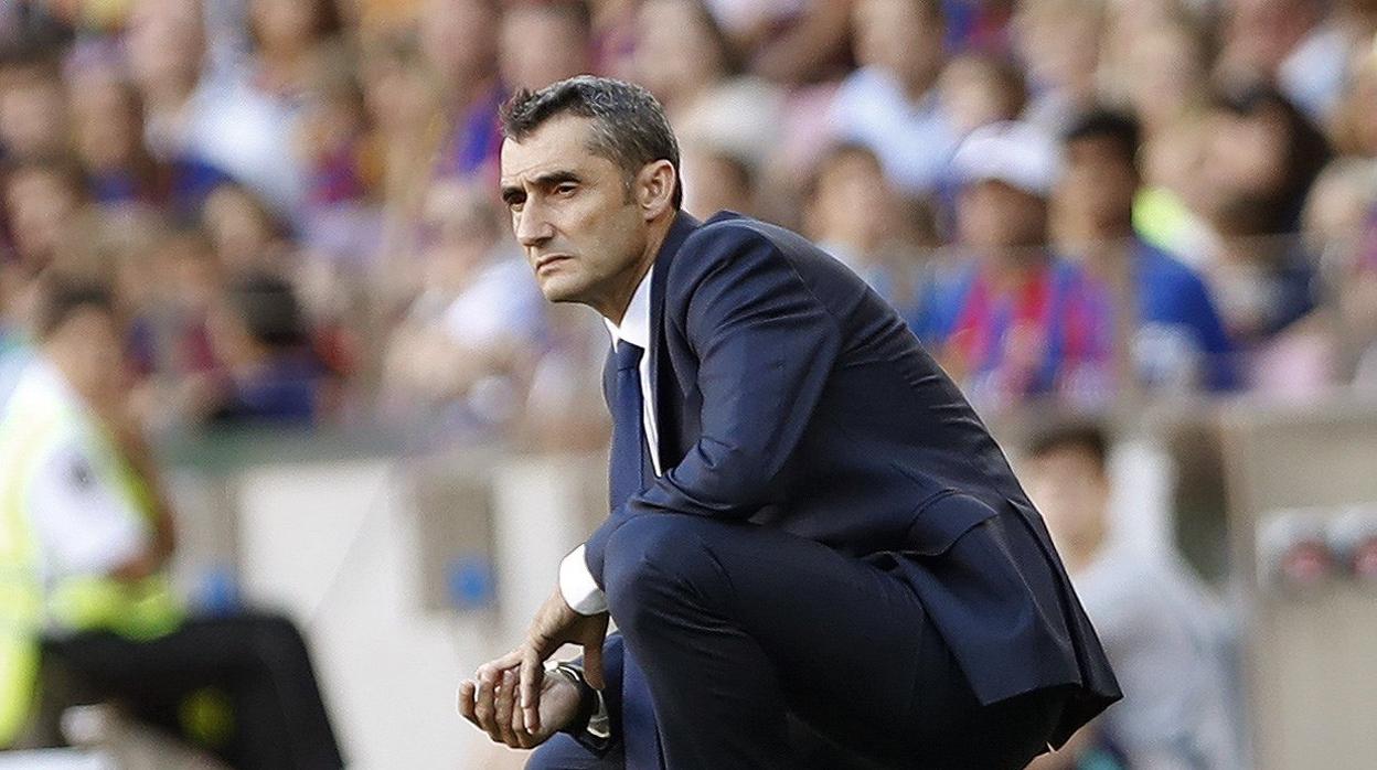 Ernesto Valverde observa el partido ante el Athletic