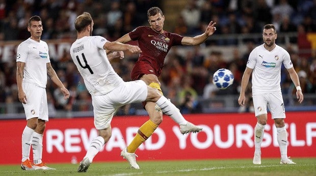 Dzeko impulsa a la Roma con tres goles